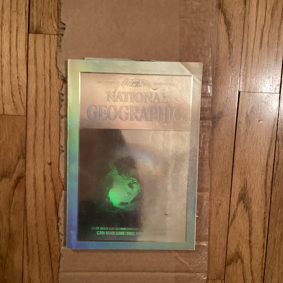 Vintage National Geographic Holographic Cover magazine (Dec. 1988) - Picture 1 of 3